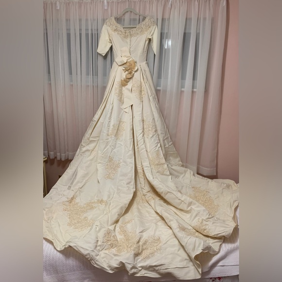 Vintage 1960's Wedding Gown - Picture 14 of 16